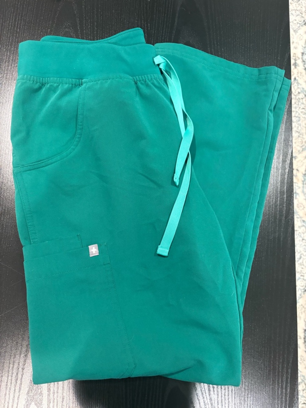 FIGS Women's Straight-Leg Scrub Pants in Emerald Green